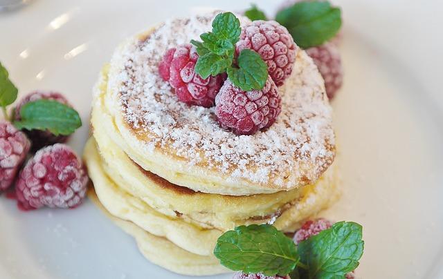 Svieža palacinka s malinami