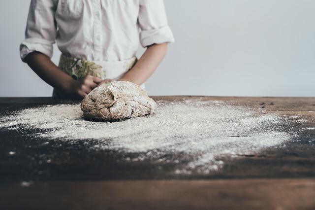 Taikinan valmistelu leipäkoneelle