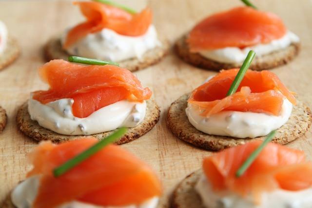 Aperitiv svijetlo slanog ružičastog lososa