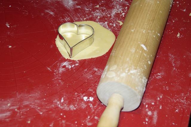 Rouleau à pâtisserie sur la table