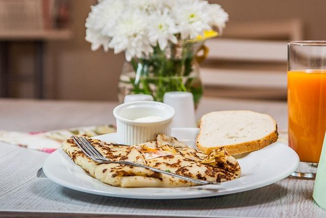 Crêpes au petit déjeuner avec jus