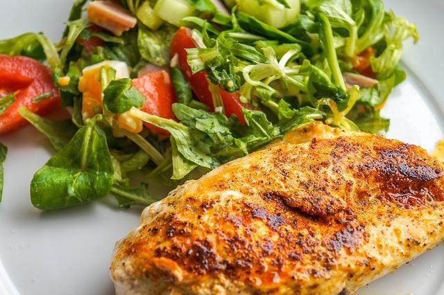 Filet De Poulet Juteux Avec Salade