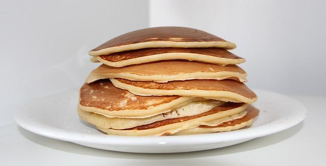 Une pile de crêpes de levure luxuriante