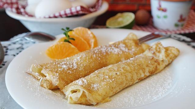 Crêpes avec des trous sur une assiette