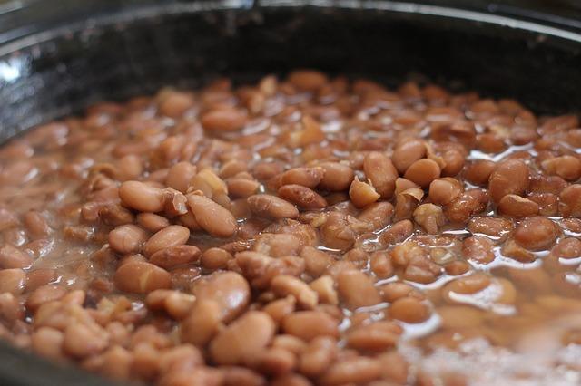 Les haricots sont cuits dans une casserole