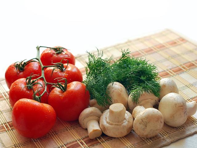 Foto af champignons på en skærebræt