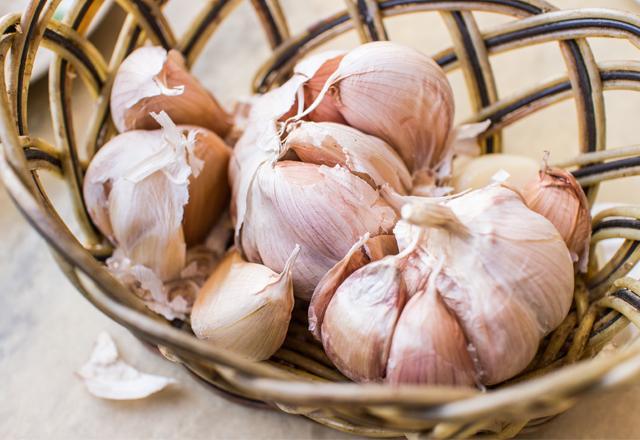 Photo de têtes d'ail dans un panier