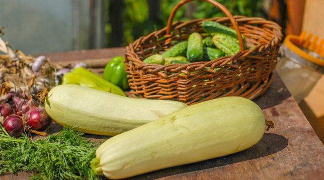 Foto af courgette på bordet