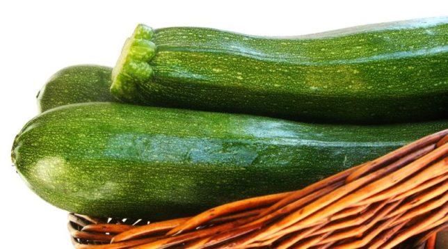 Grøn zucchini i en kurv