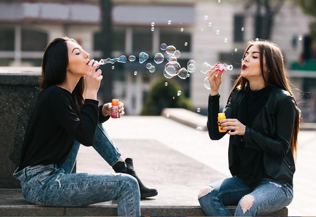 Des filles font des bulles de savon