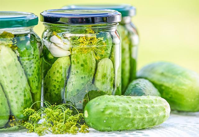 Des cornichons dans un bocal