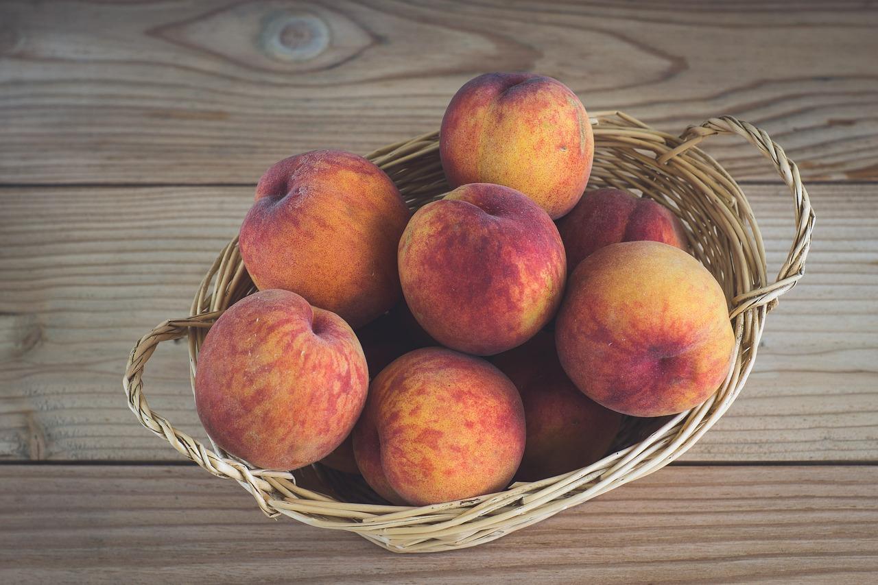 How to cook canned peaches for the winter