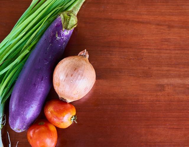 Aubergine med løg og tomater