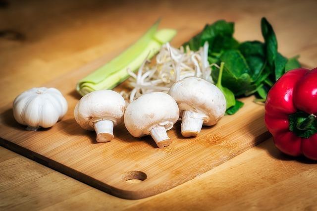 Champignons sur une planche à découper