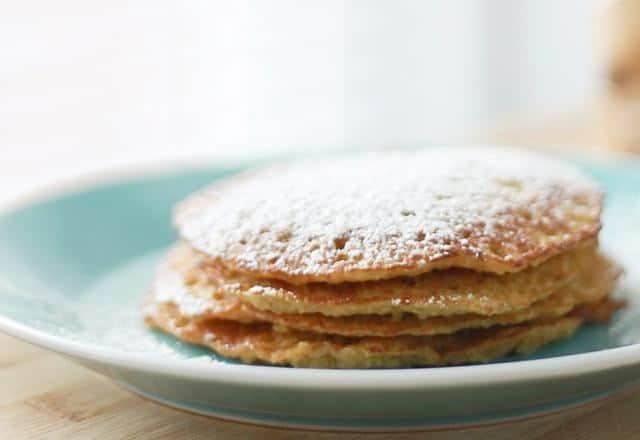 Crêpes épaisses sur yaourt