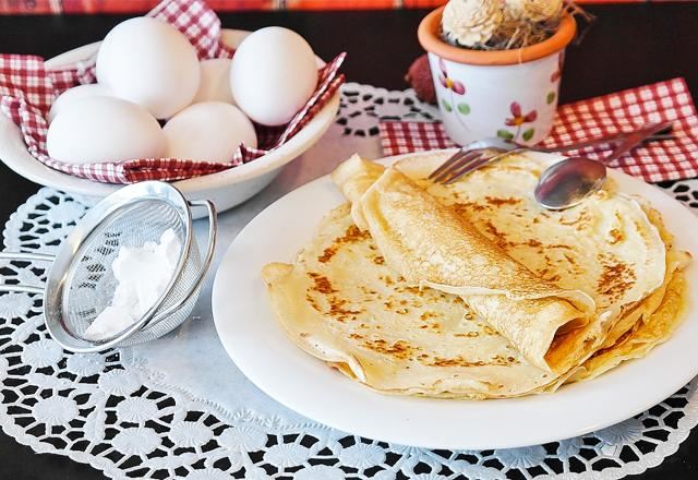 Un tas de crêpes sur un lait cuit au four fermenté