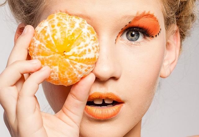 Fille avec une orange