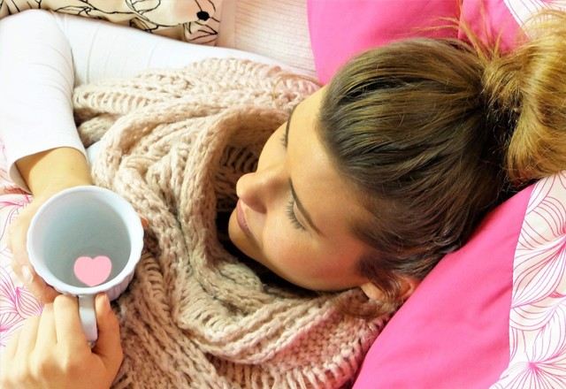 Fille avec une tasse sur le canapé