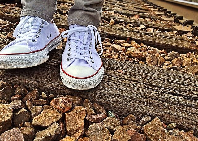 Homme en baskets blanches sur rails