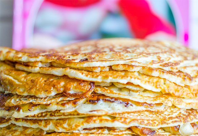 Une pile de crêpes au lait