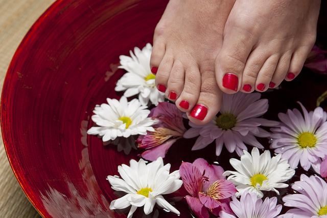 pieds fumants avec des huiles aromatiques