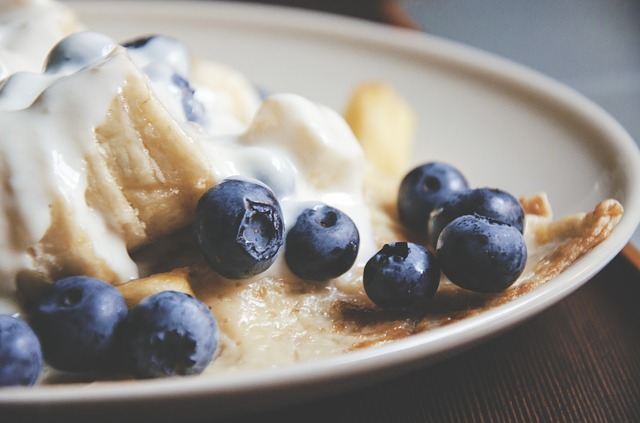 Photo de crêpes classiques avec des bananes