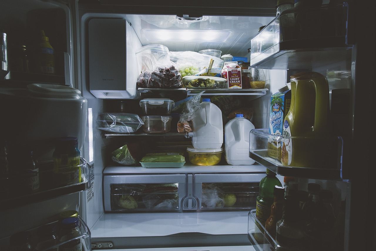 How to quickly defrost a refrigerator