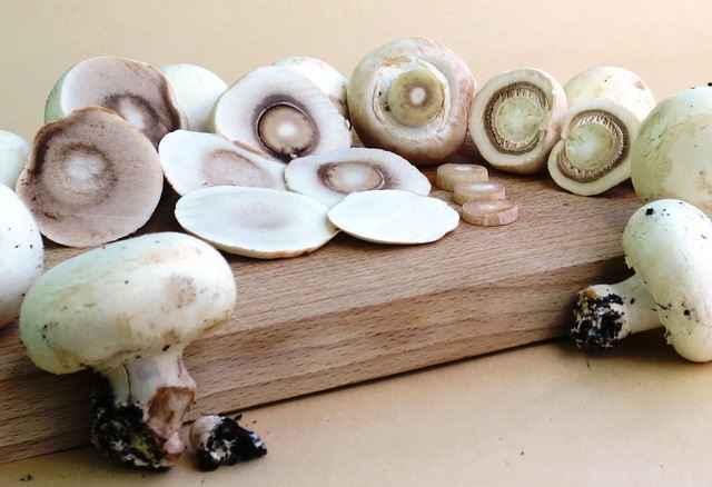 Champignons sur une planche à découper