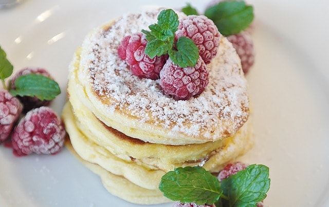 Crêpes de semoule sur l'eau avec des framboises