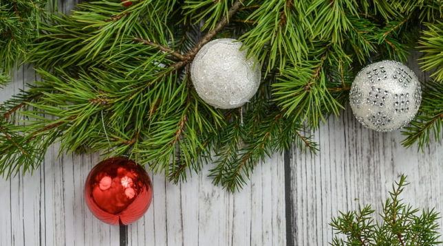 Brindille d'arbre de Noël avec des jouets