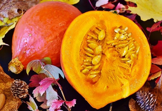 Graines de tournesol dans une citrouille tranchée