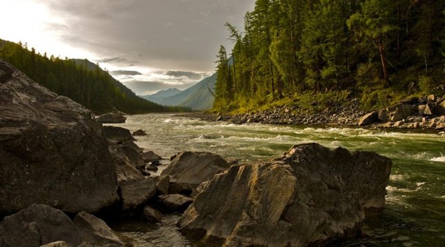 Soirée sur la rivière de montagne