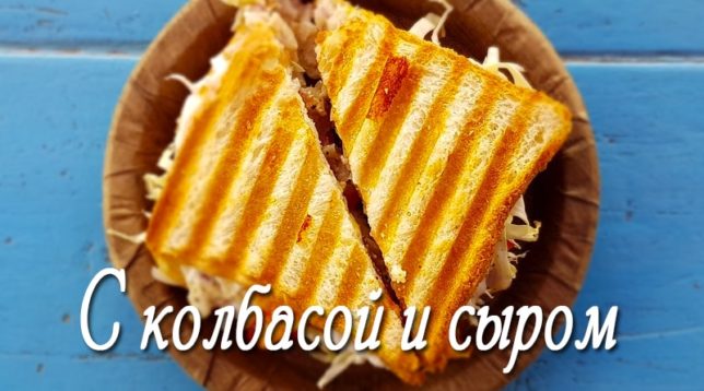 Sandwiches với xúc xích và phô mai