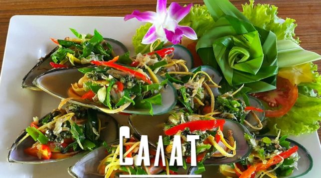 Salad với hến và rau