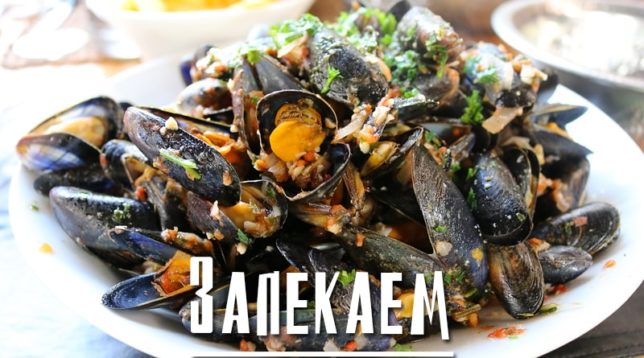 Moules sur une assiette avec des herbes et du riz